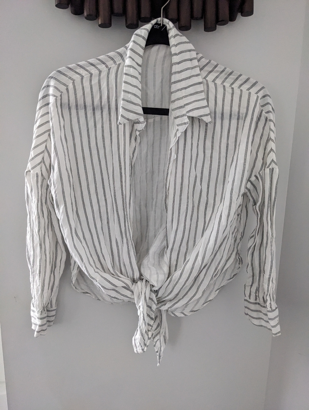 Boohoo Women's White and Gray Striped Tie-Front Button Down Shirt - Size US S